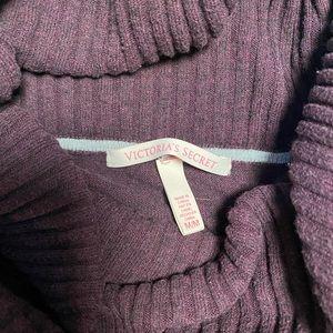 Victoria’s Secret turtleneck. Discounted shipping 📦